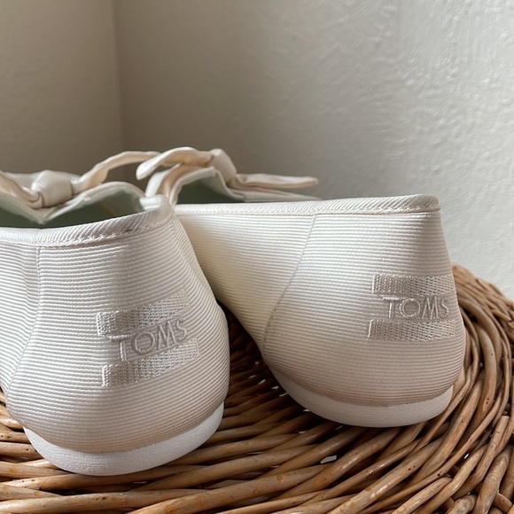 TOMS beautiful ivory bow slip on loafer - Picture 7 of 9